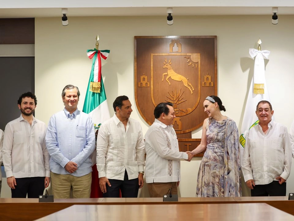 El gobernador Joaquín Díaz Mena y la coordinadora del Consejo Asesor Empresarial de la Presidencia, Altagracia Gómez, acordaron el diseño de una agenda de trabajo a favor de Yucatán y su integración en cadenas de valor a nivel internacional. Foto 