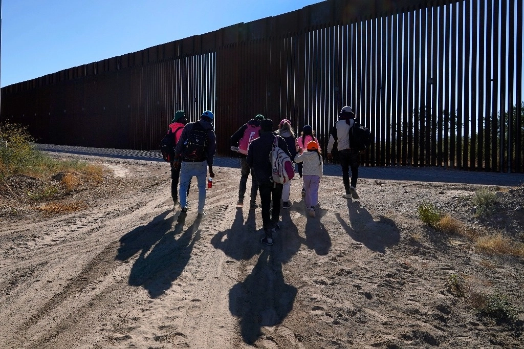 Las maniobras de Arizona coinciden con la campaña que los republicanos están llevando adelante en varios estados, sobre todo en Texas, donde pregonan políticas de inmigración estrictas en vísperas de las elecciones presidenciales de este año. Foto Ap