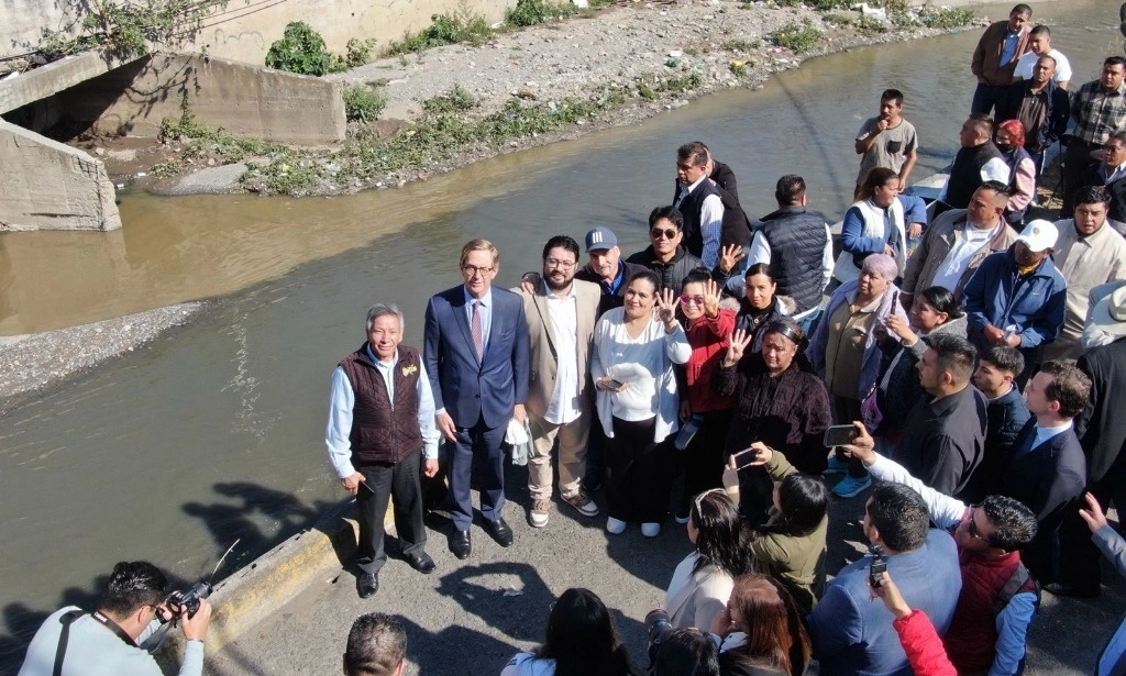 La embajada de Países Bajos en México y el gobierno de Naucalpan, firmaron un "memorándum de entendimiento" para impulsar el saneamiento del río Hondo, afluente que al paso de los años se ha convertido en canal de aguas negras y principal receptor de las descargas residuales del municipio. Foto La Jornada