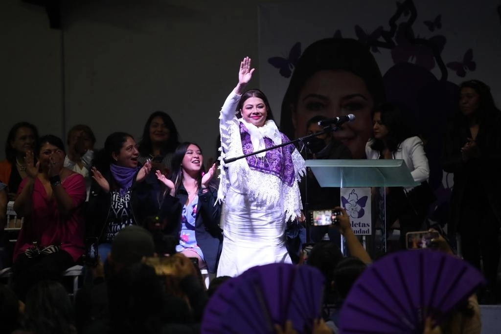 Encuentro de Clara Brugada, precandidata de Morena a la jefatura de la CDMX, con mujeres de la capital, organizado por la Colectiva Violetas de la Ciudad, en el foro Aztlán. Foto Yazmín Ortega Cortés