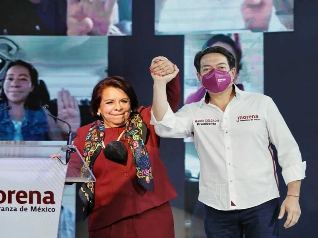 Celia Maya, abanderada de Morena al gobierno de Querétaro, arrancó su campaña con un evento masivo en la Plaza de Armas, frente al palacio de gobierno, en la capital del estado, acompañada por el dirigente nacional de su partido, Mario Delgado, el 4 de abril de 2021. Foto La Jornada