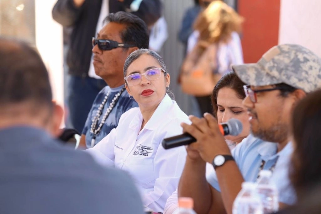 Reunión de representantes del pueblo Comcáac con la secretaria de Desarrollo Social de Sonora, Wendy Briseño Zuloaga. Foto Cristina Gómez Lima