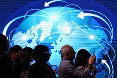 La colaboración lleva el nombre de 5G Future Forum y agrupa a América Móvil (en la imagen un evento de la compañía), KT, Rogers, Telstra, Verizon y Vodafone. Foto Marco Peláez / Archivo