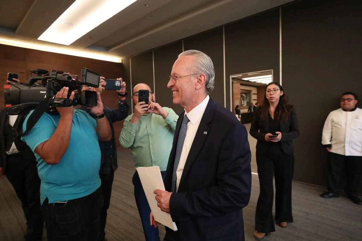  José Medina Medina Mora Icaza, tras asumir la presidencia del Consejo Coordinador Empresarial (CCE)  dijo que se trabajará de la mano con el gobierno federal para atraer inversiones. Foto  