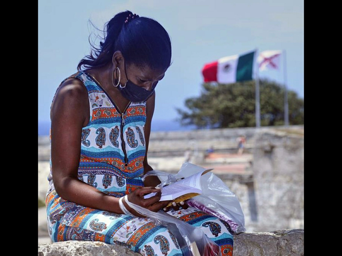 La fiesta librera también cuenta con un amplio programa de conciertos, entre ellos el de las boleristas mexicanas Hermanas García, que se presentan hoy en el Centro Histórico de La Habana. En la imagen, una asistente a la feria que concluye el 30 de abril. Foto cortesía Granma 