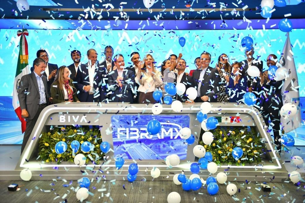 Durante el campanazo BivaFibraeMx, María Ariza, directora general de Biva, resaltó que la oferta pública inicial del Fibra representó el mayor monto levantado en los últimos 18 meses en el mercado mexicano, por más de 6 mil 600 millones de pesos. Imagen tomada de @BIVAMX