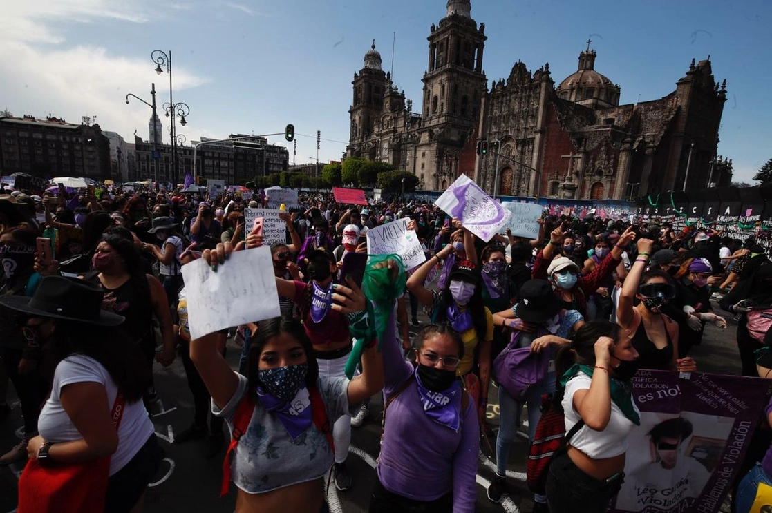 Integrantes de colectivos feministas durante la marcha con motivo del Día Internacional de la Mujer el pasado 08 de marzo de 2021. Foto Cristina Rodríguez