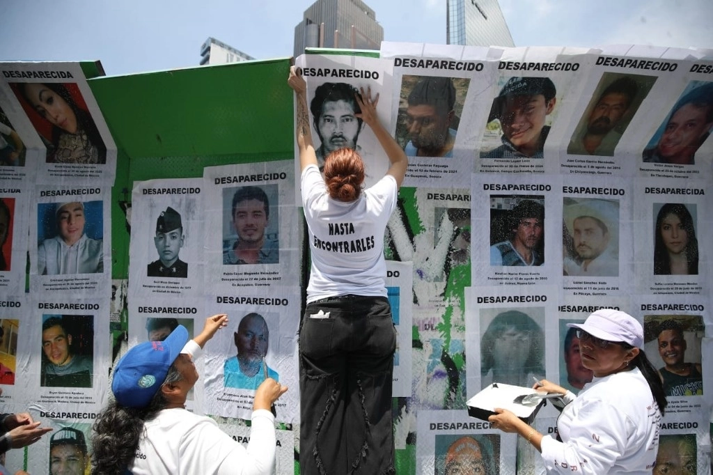 Integrantes de distintos colectivos pegaron fichas de búsqueda en los alrededores de la Glorieta de las y los desaparecidos, en la Ciudad de México, el 30 de agosto de 2024. Foto Yazmín Ortega Cortés