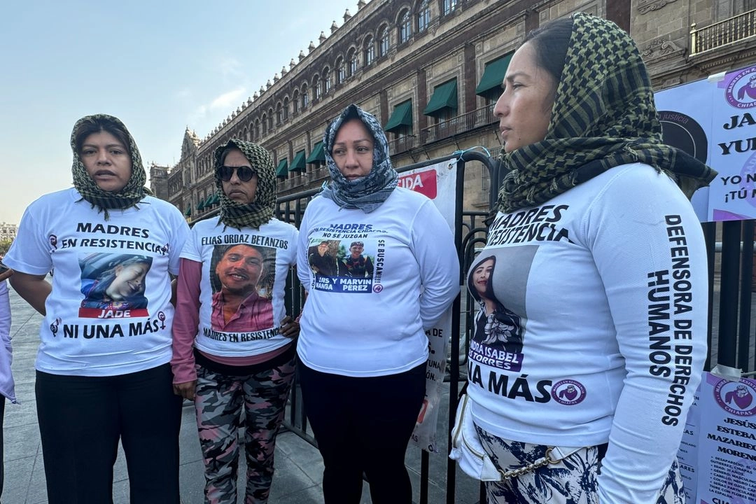 Madres buscadoras de Chiapas protestan frente a Palacio Nacional exigiendo a las autoridades la localización de sus familiares, el 27 de marzo de 2025. Foto 
