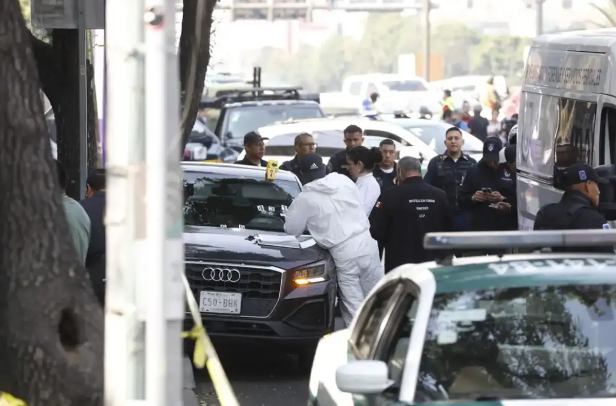 Peritos en la escena del asesinato en Tlalpan de los colaboradores de la Jefa de Gobierno de la Ciudad de México, Clara Brugada.  