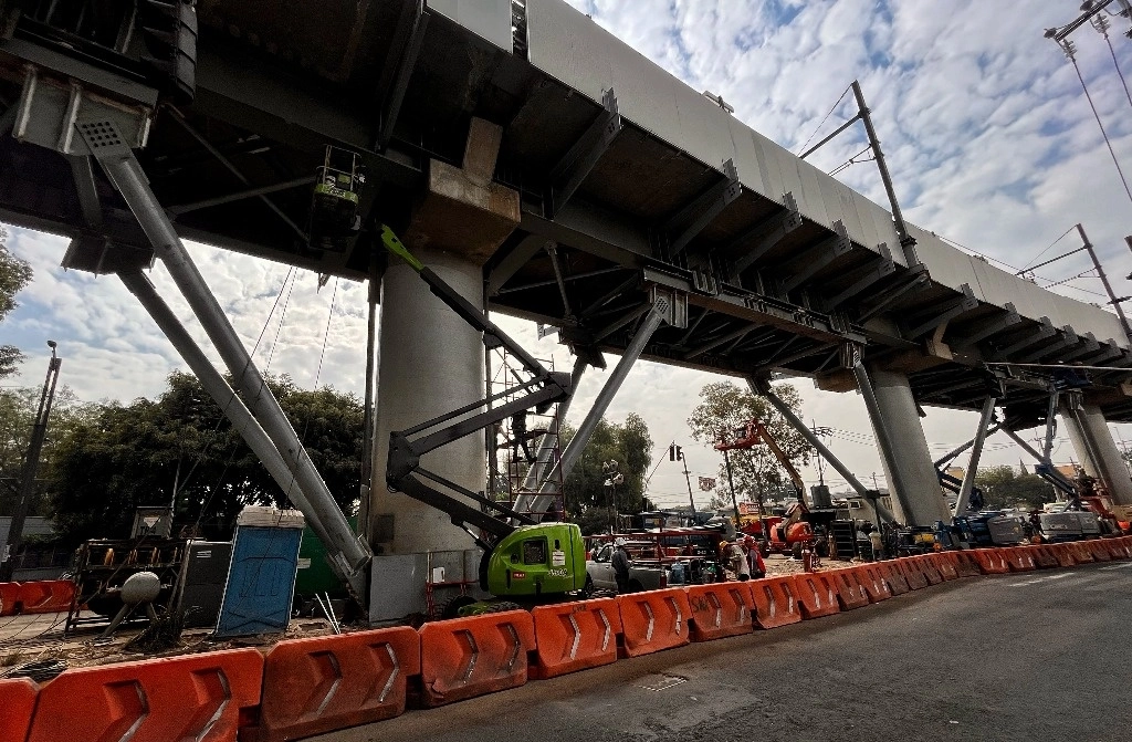 El defensor de los afectados por el accidente señala que no han aceptado ningún acuerdo reparatorio por “no estar apegado a la realidad de sus necesidades”. En la imagen, trabajos de refuerzo en la zona de San Lorenzo Tezonco. Foto Marco Peláez / Archivo
