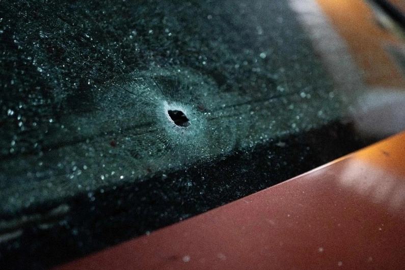 El coche en el que viajaba Brandon quedó con los orificios de los impactos de bala presuntamente realizados por policías municipales de Lerdo de Tejada, Veracruz. Foto Afp / Archivo 