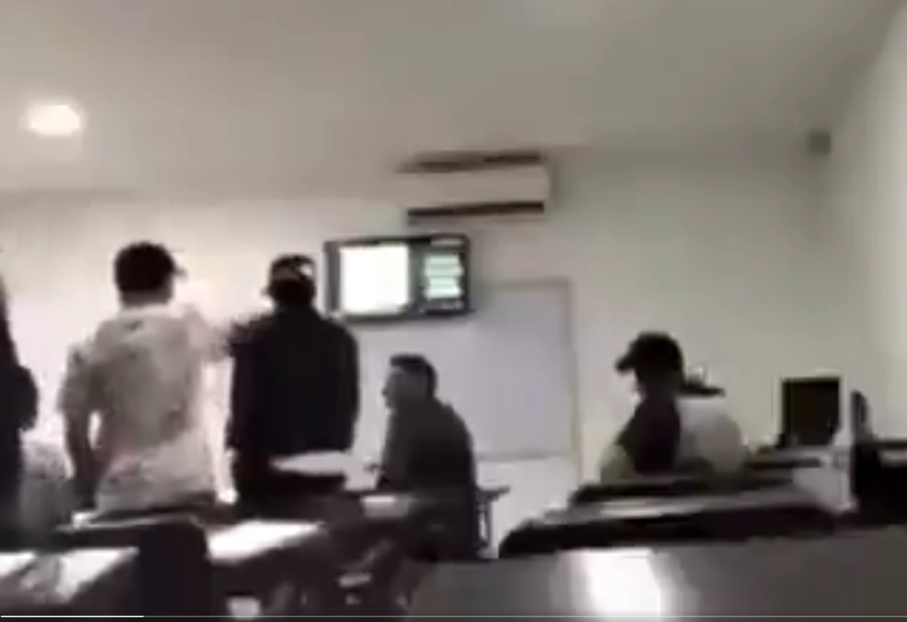 En redes sociales se difundió el video del momento donde el estudiante agrede con un martillo a sus compañeros de aula. Captura de pantalla del video