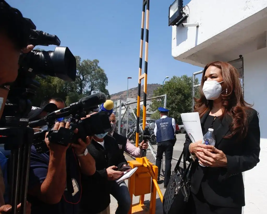 María de Lourdes, víctima de presunto hostigamiento sexual agravado y tratos crueles cometidos por el presidente del Tribunal Universitario de la UNAM, Eduardo 'N', sale del Reclusorio Norte después de su audiencia en la que se imputó al académico, en la Ciudad de México, el 18 de febrero de 2022. Foto Guillermo Sologuren