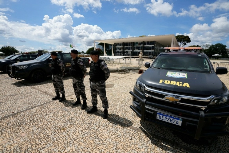 Miembros de la Policía Militar montan guardia afuera de la Suprema Corte, en Brasilia, el 11 de enero pasado. Foto Ap
