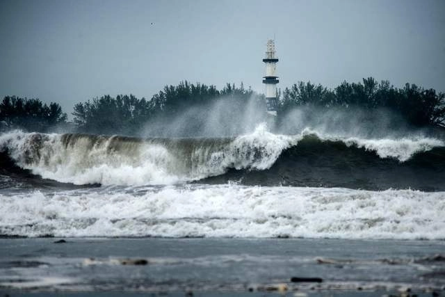 Perspectiva del mar en Boca del Río Veracruz ante el impacto de 'Grace'. Foto Afp