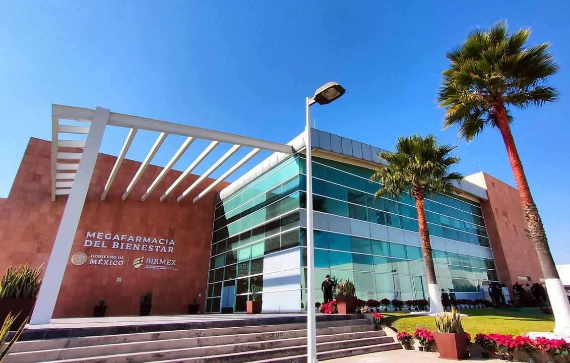 La decisión de anular todo el proceso de la licitación incluye los contratos de adjudicación directa emitidos en febrero y relativos a mil 44 claves de medicamentos, material de curación y auxiliares de diagnóstico que quedaron desiertas en la licitación LA-12-NEF-012NEF001-I-1-2025.
