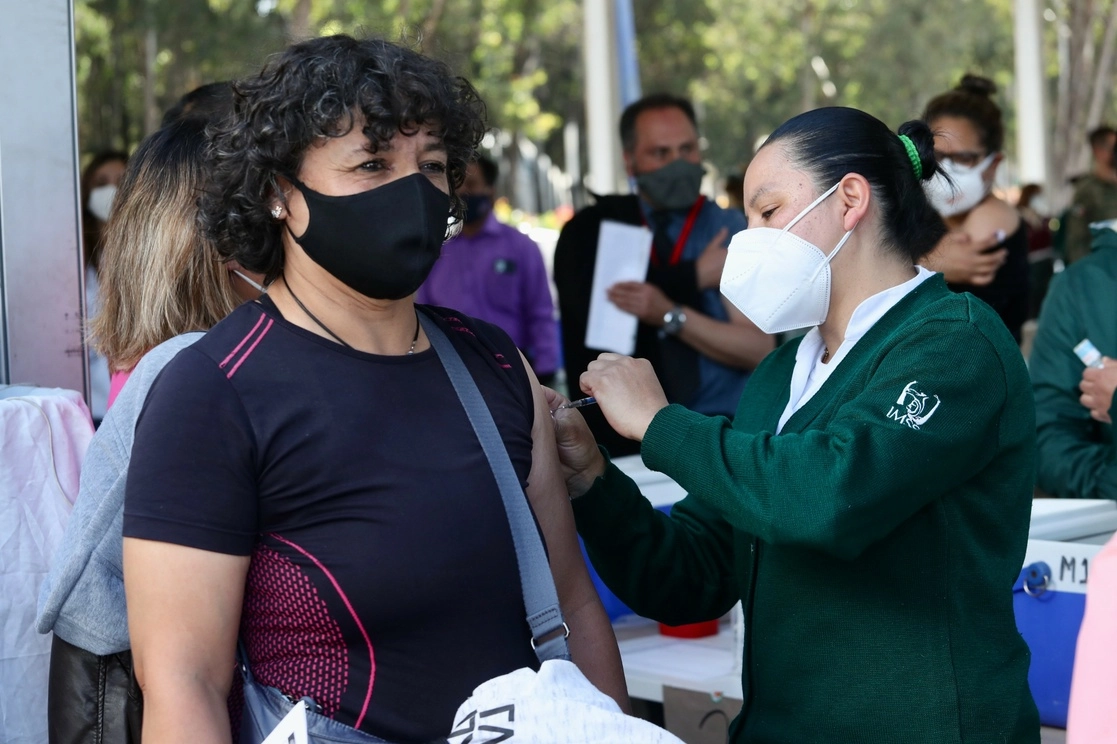 El IMSS informó que en abril realizará una campaña intensiva de vacunación contra covid-19 en diversas unidades médicas. Foto Luis Castillo / Archivo