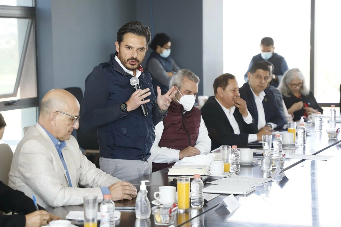 El director general del IMSS, Zoé Robledo (c,izq) durante el encuentro con productores y empacadores de aguacate. Foto tomada de la cuenta de Twitter @zoerobledo