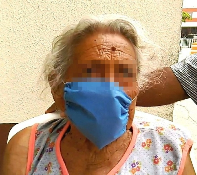 Doña María, abuela de 60 nietos, recibió aplausos del personal médico del MER al salir de las instalaciones médicas. Foto tomada del Twitter de @Tu_IMSS