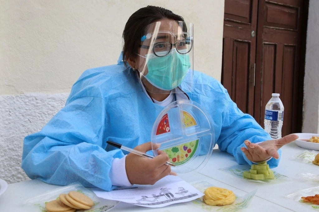 Personal de salud, durante jornadas de concientización y prevención de diabetes y otras enfermedades. Foto Cuartoscuro / archivo 