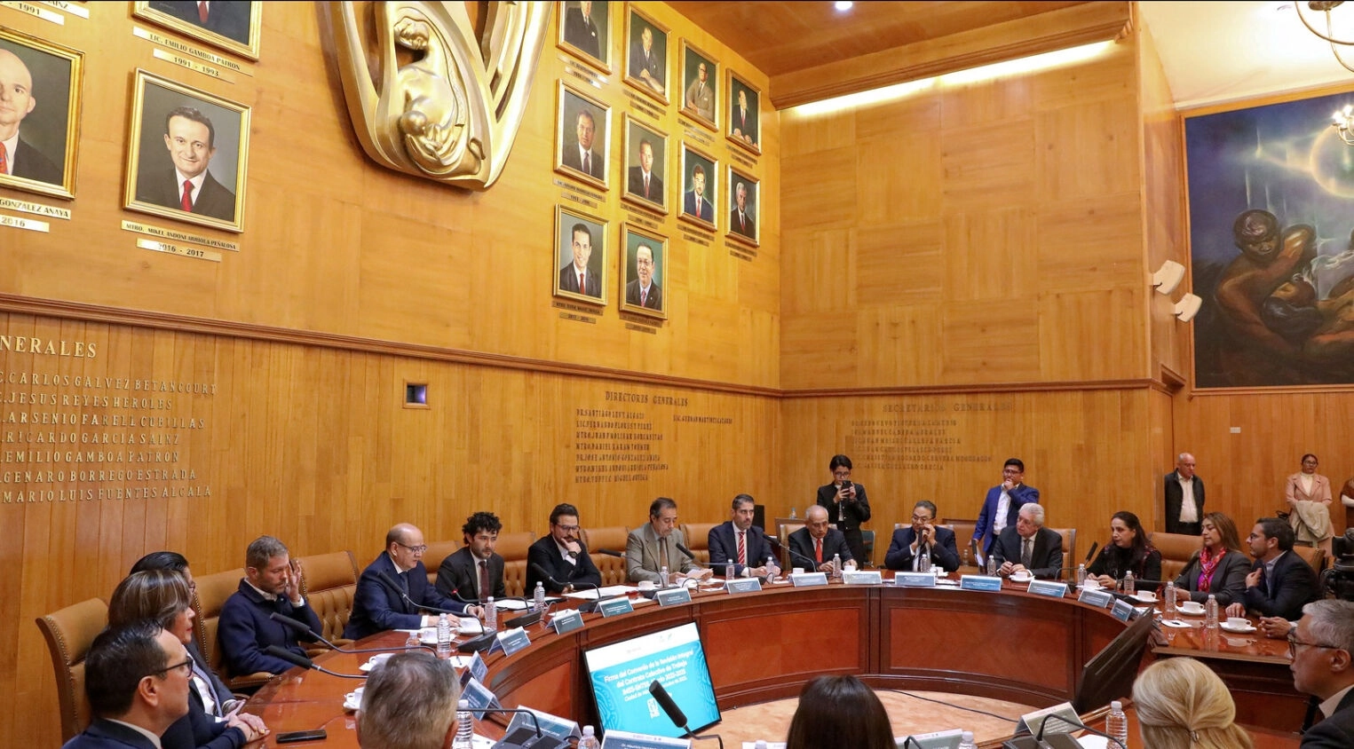 Representantes sindicales y la directiva del IMSS durante la negociación del CCT, el 10 de octubre de 2023. Foto tomada de https://www.imss.gob.mx/prensa/archivo/202310/509