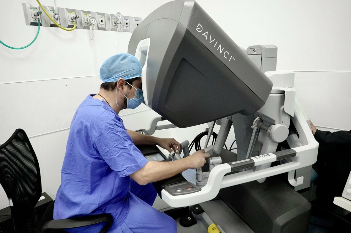 A partir de la creación del comité se logró operar a la primera paciente con creencia religiosa por cirugía de mínima invasión asistida con la plataforma Da Vinci. Foto Tomada del Twitter @Tu_IMSS