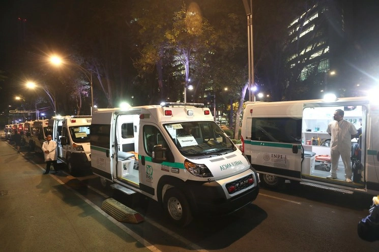 Ambulancias del IMSS que darán servicio a comunidades alejadas. Foto José Antonio López / Archivo