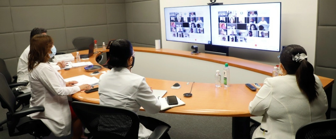 Reunión virtual de médicos con padres de pacientes pediátricos oncológicos, el 18 de junio de 2021. Foto tomada del Twitter de @Tu_IMSS