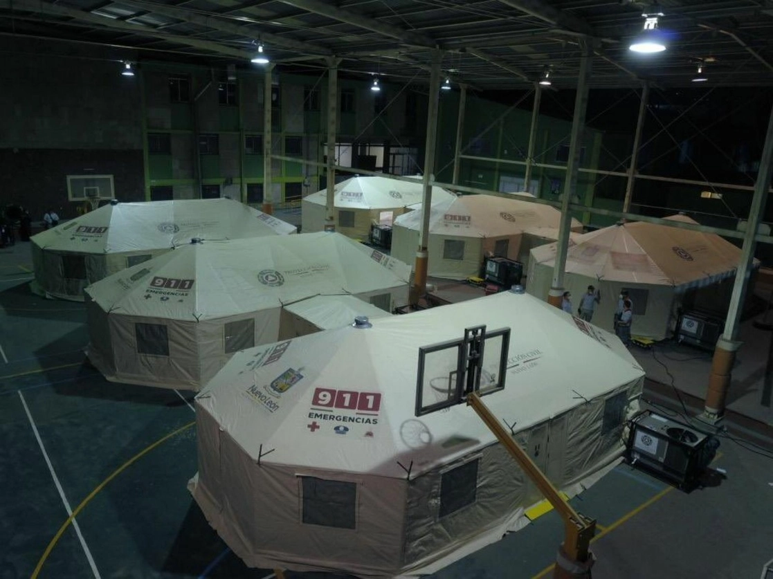 El IMSS con ayuda de Protección Civil instalaron seis carpas para la atención de pacientes Covid en Monterrey, Nuevo León, el 26 de enero de 2021. Foto cortesía Gobierno de NL