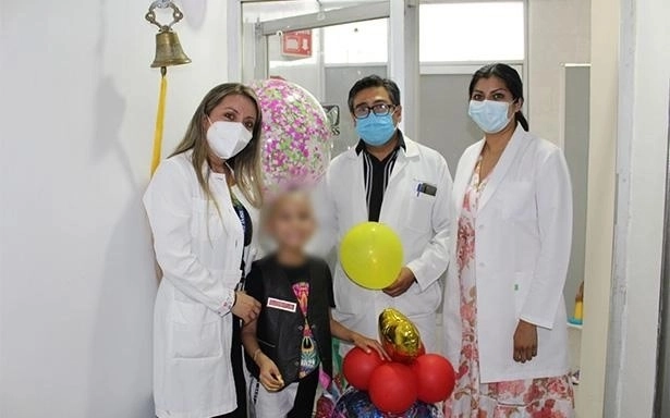 Paciente menor con cáncer junto con profesionales de la salud del ONCOCREAN. Foto IMSS