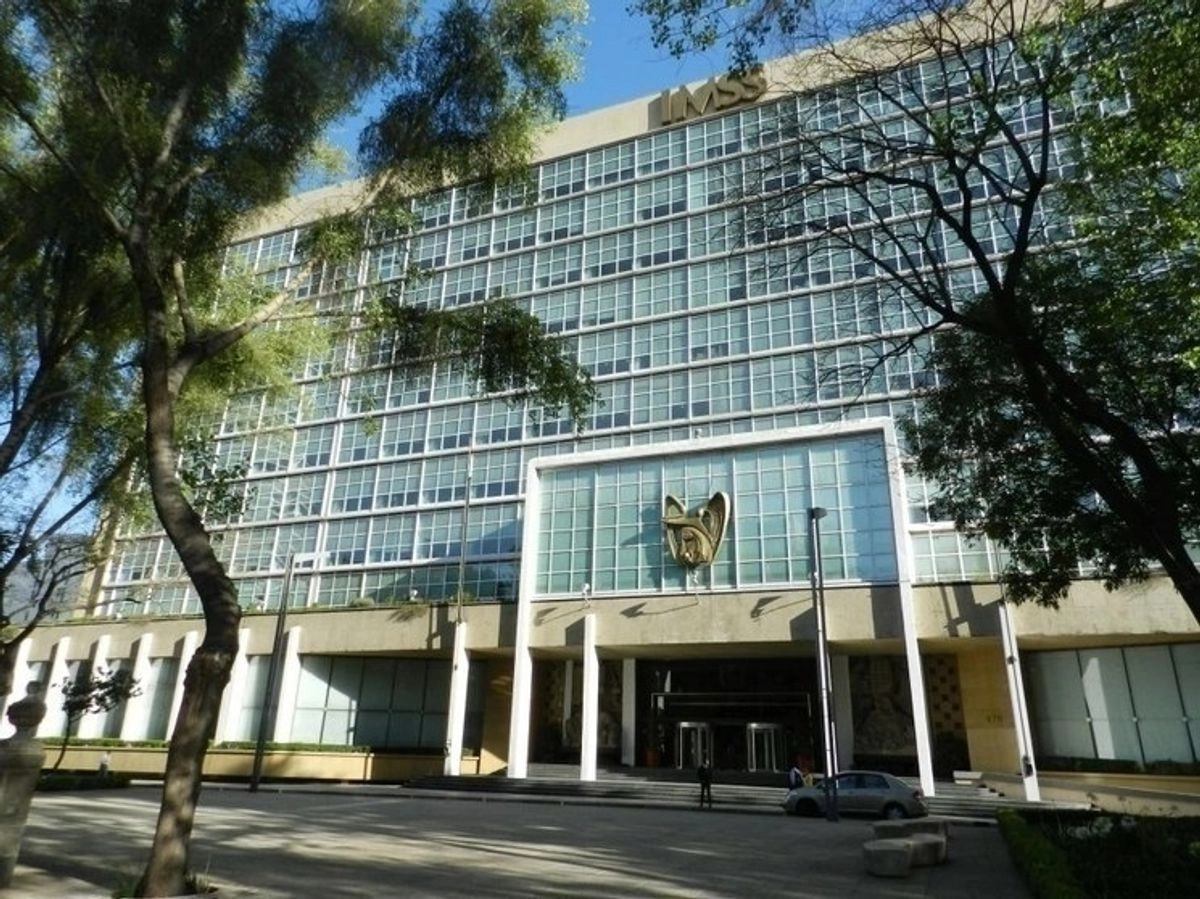 Nubia Álvarez, madre de la joven, reveló que a su hija, de nombre Camila, le negaron la atención en el área de Urgencias y tuvo que dar a luz en un baño en condiciones insalubres.