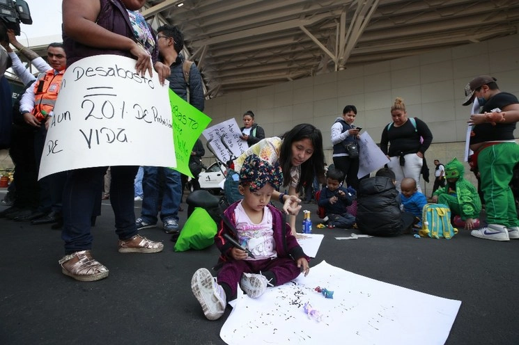 Padres de niños con cáncer en protesta en la CDMX. Foto Alfredo Domínguez/ archivo