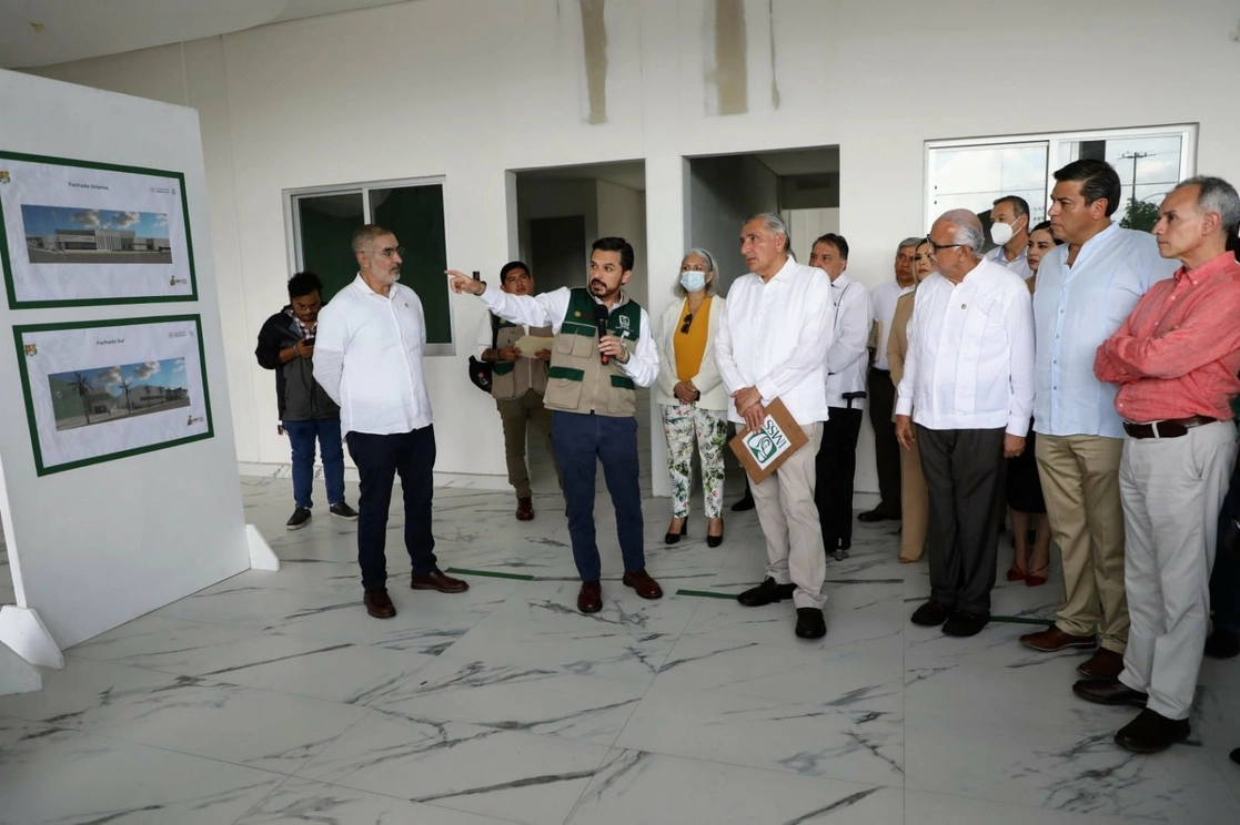 Al centro, Zoé Robledo y Adán Augusto López durante la presentación del organismo. Foto IMSS