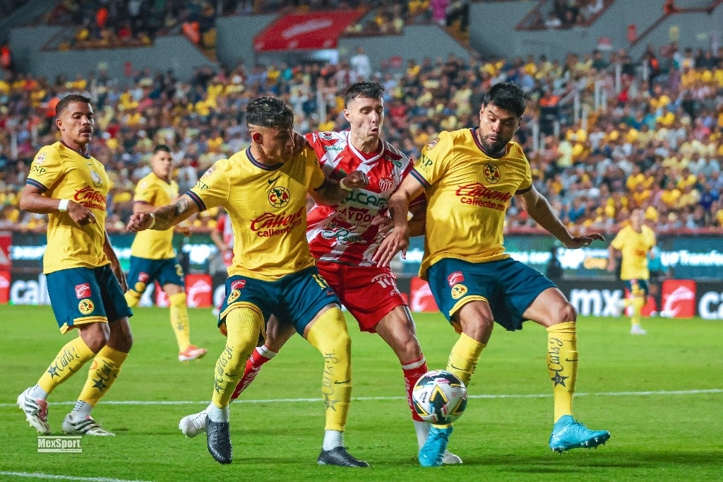 El necaxista José Paradela intenta pasar ante la marca de los zagueros americanistas Cristian Calderón y Néstor Araujo. Foto @ClubAmerica 