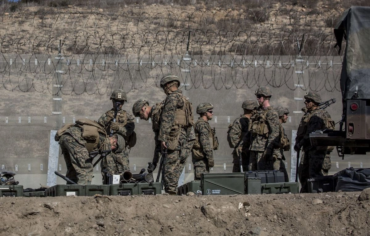Militares de EU realizan recorridos de vigfilancia en la frontera con México. Foto 