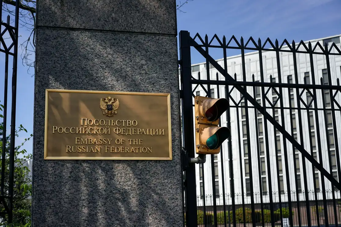 Entrada principal de la embajada de Rusia en Washington, el 15 de abril de 2021. Foto Ap