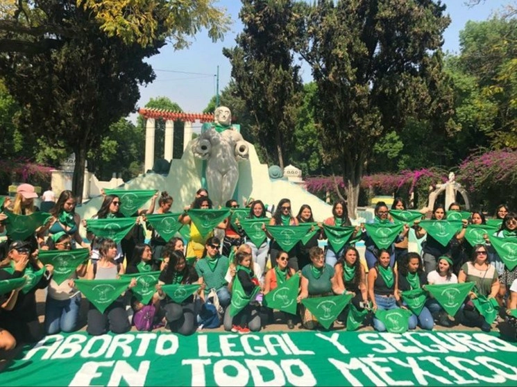 Decenas de mujeres y niñas se reunieron en el Parque México para realizar “pañuelazo” como parte del día de Aborto Seguro en America Latina, convocado por feministas de Argentina, en febrero pasado. Foto Jessica Xantomila / Archivo  