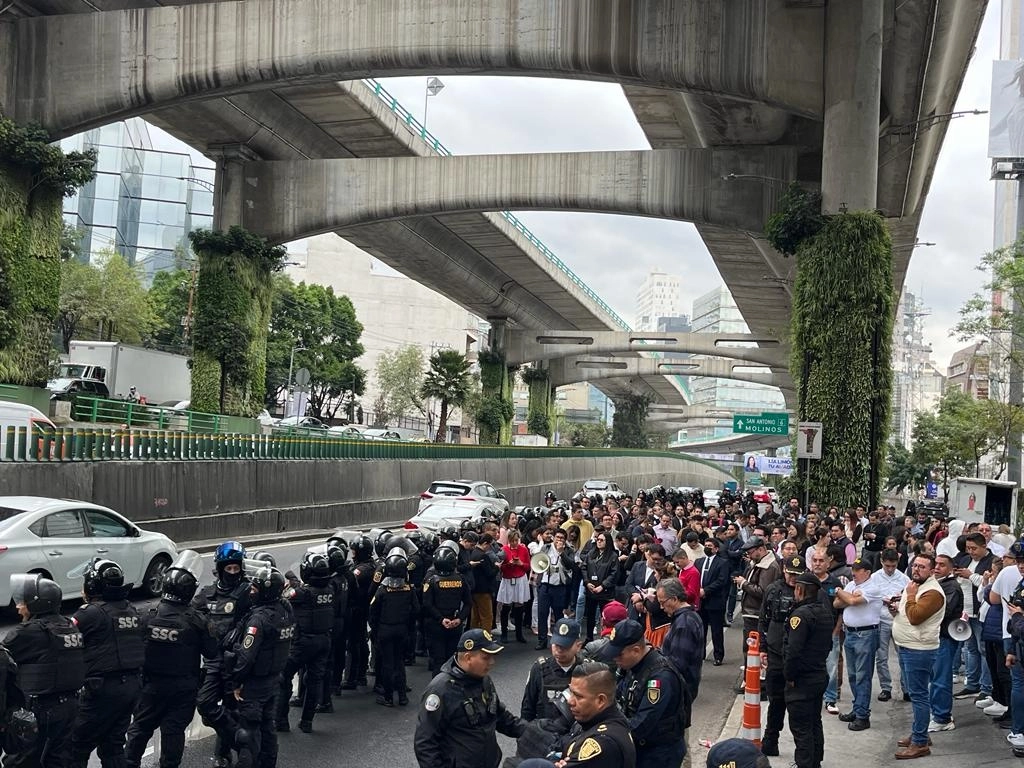 Trabajadores del Poder Judicial de la Federación bloquean dos carriles centrales del periférico, al cruce con Las flores, para exigir se respeten sus derechos laborales, en la Ciudad de México, el 16 de octubre de 2023. Foto Alfredo Domínguez