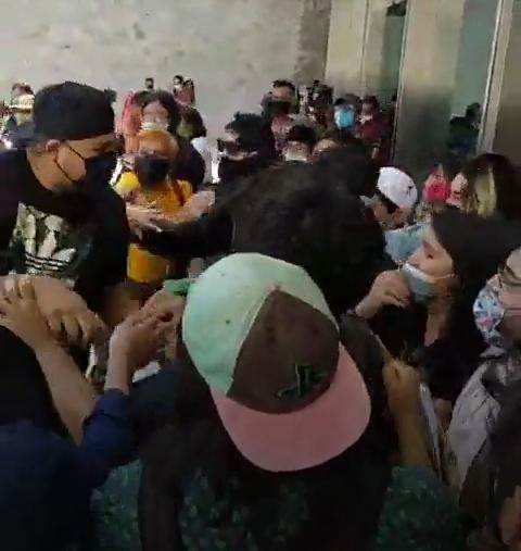 Un grupo de personas intentó ingresar al Museo Nacional de Antropología mientras se realizaba una protesta estudiantil. Foto Integrantes de la Asamblea General de la ENAH