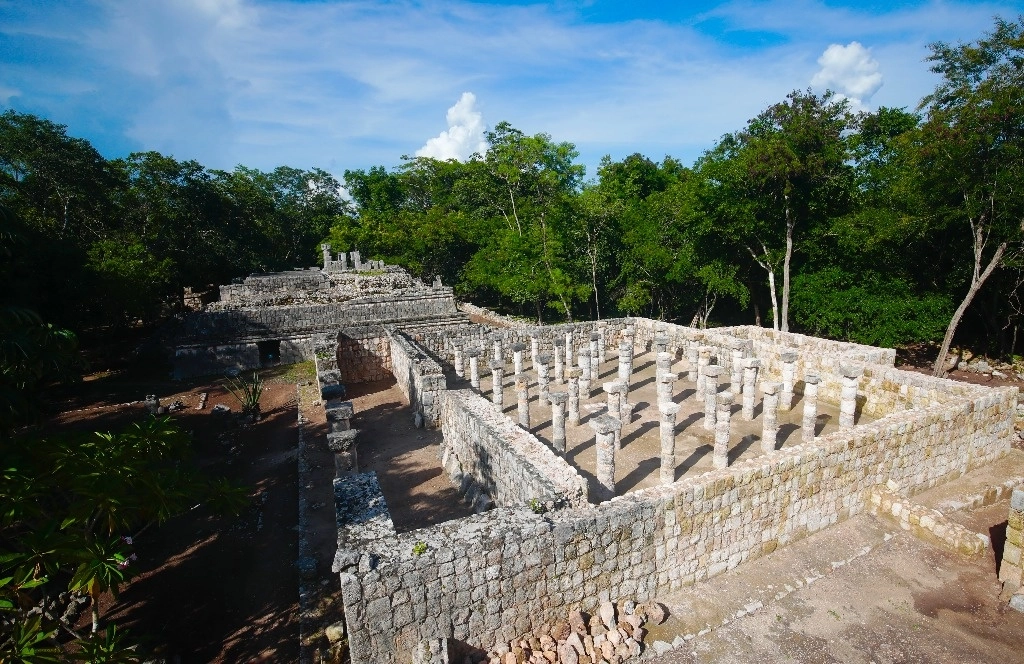 El complejo de Chichén Viejo fue uno de los sitios arqueológicos intervenidos a raíz de los trabajos para el Tren Maya. Foto Luis Castillo / Archivo