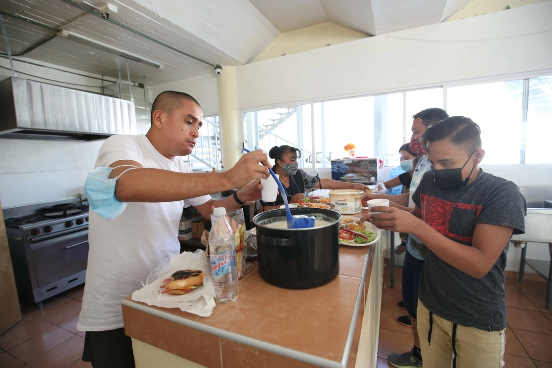 Migrantes son atendidos en el albergue México Sin Fronteras en  la Ciudad de México. Foto Luis Castillo / Archivo 

