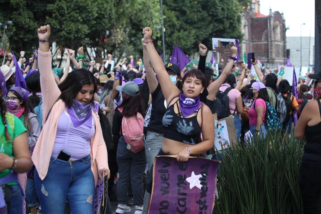 Feministas marchan sobre la avenida Hidalgo, en dirección al Zócalo capitalino, en el marco del Día Internacional de la Mujer, en la Ciudad de México, el 8 de marzo de 2022. Foto María Luisa Severiano