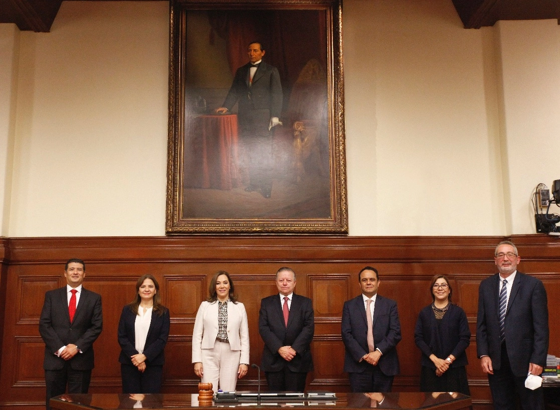 En la firma del convenio estuvieron los presidentes de ambos organismos, Banca Ibarra y Arturo Zaldívar (centro), el 14 de julio de 2021. Foto tomada del Twitter del @INAImexico

