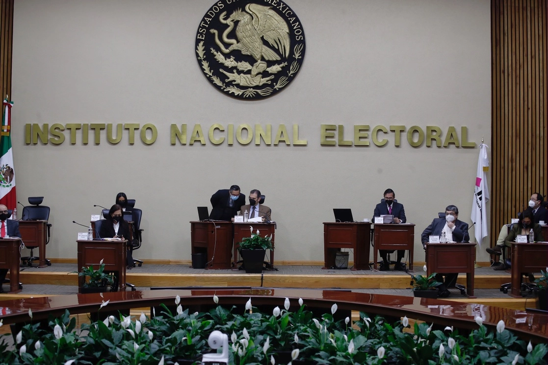 Los consejeros del INE durante una sesión de trabajo. Foto Cristina Rodríguez / Archivo 