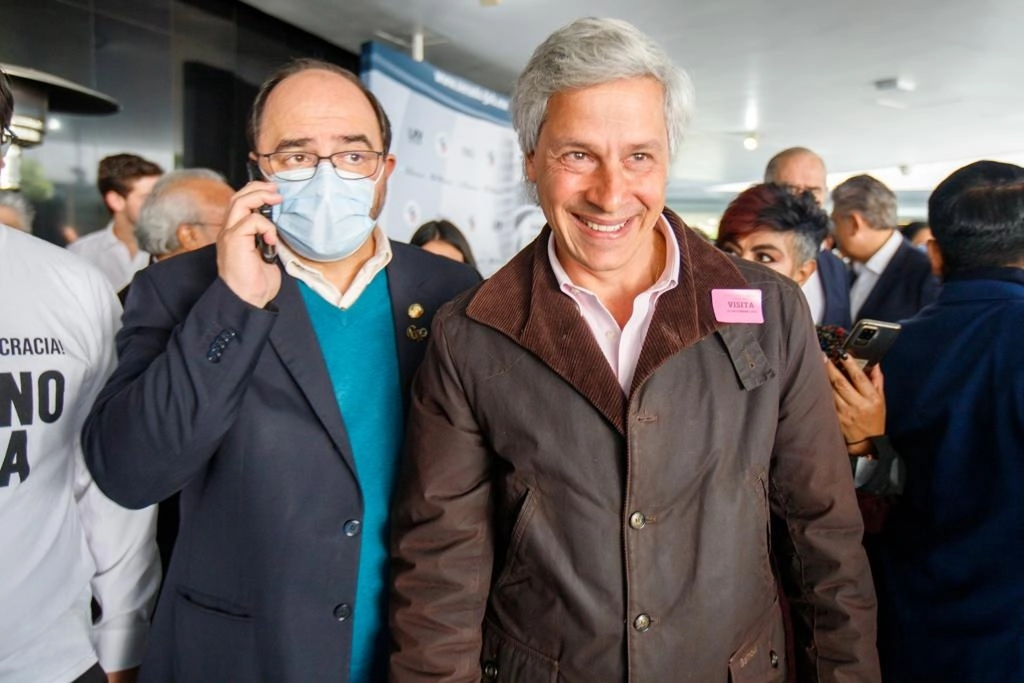 El senador Emilio Álvarez Icaza y Claudio X González, ayer 13 de diciembre en el Senado. Foto Pablo Ramos 