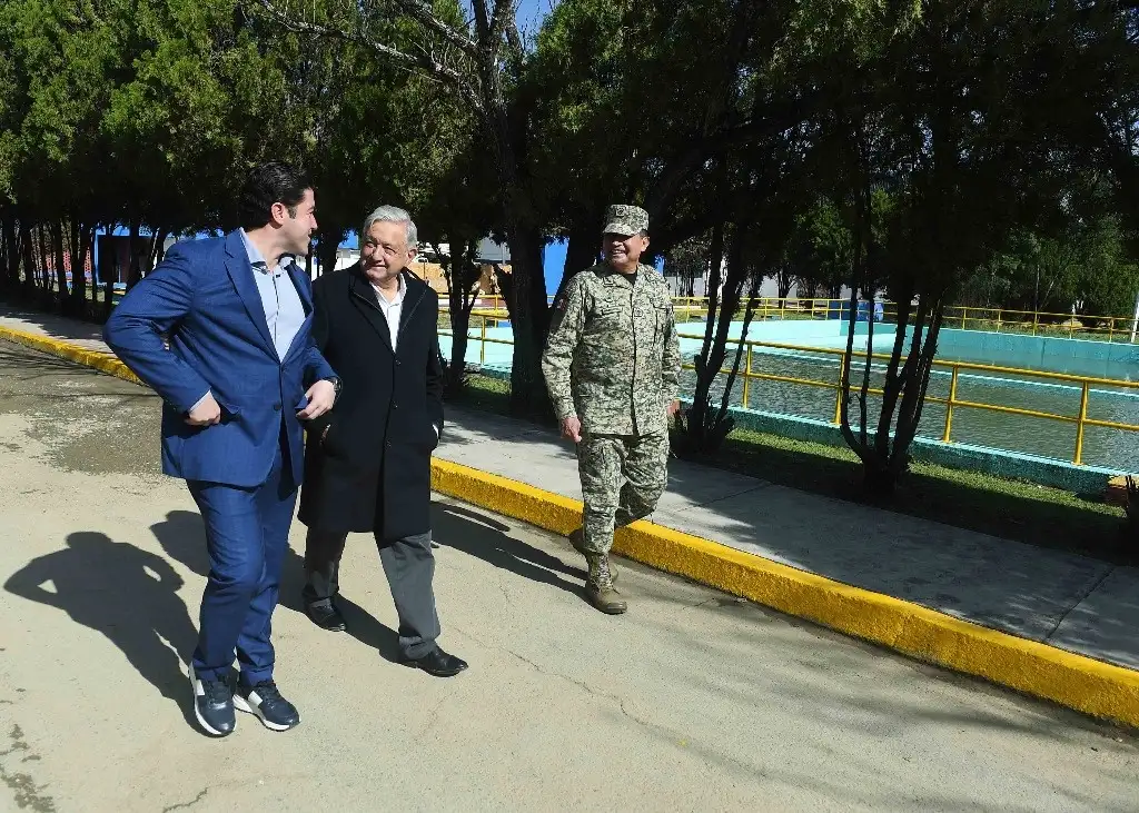 “Todavía nosotros tenemos un tiempo, como nueve meses, y vamos a seguir trabajando junto con Samuel. Vamos a dejar también planes, programas hacia adelante, para beneficio del pueblo de Nuevo León, es nuestro compromiso”, añadió el presidente. Foto Presidencia.
