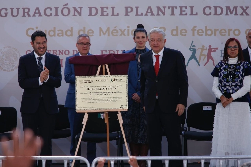 El Presidente Andrés Manuel López Obrador encabeza la inauguración del Bachillerato Tecnológico de Educación y Promoción Deportiva en Tepito, alcaldía Cuauhtémoc, junto al jefe de Gobierno de la Ciudad de México, Martí Batres, el 12 de febrero de 2024. Foto María Luisa Severiano