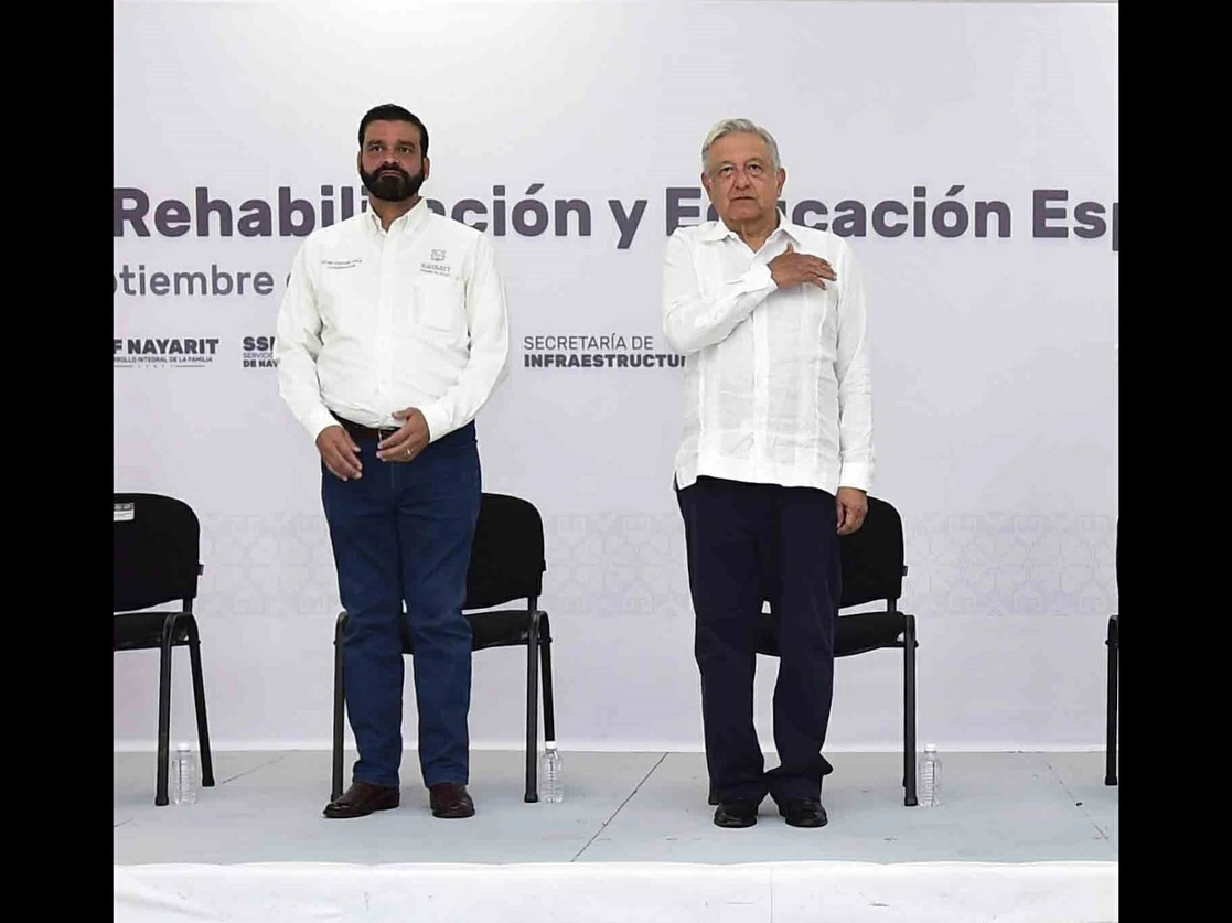 El presidente de México, Andrés Manuel López Obrador, y el gobernador de Nayarit, Miguel Ángel Navarro, durante la inauguración del Centro de Rehabilitación y Educación Especial (CREE) en Tepic, el 12 de septiembre de 2021. Foto cortesía Presidencia