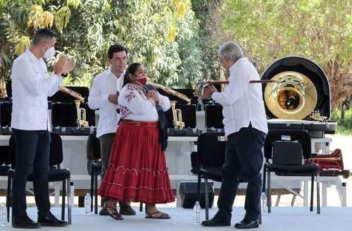En San Juan Bautista Tuxtepec, Oaxaca, el presidente Andrés Manuel López Obrador hizo entrega de instrumentos musicales a Leticia Gallardo Martínez, directora de la Banda Filarmónica Regional Mujeres del Viento Florido. A la izquierda, el gobernador Alejandro Murat. Foto Presidencia